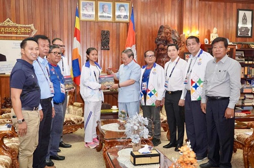 Prime Minister Hun Sen and his wife donate 10,000 USD to female warrior Bou Samnang