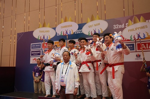 Cambodia leads the medal table on the opening day of the 32nd SEA Games