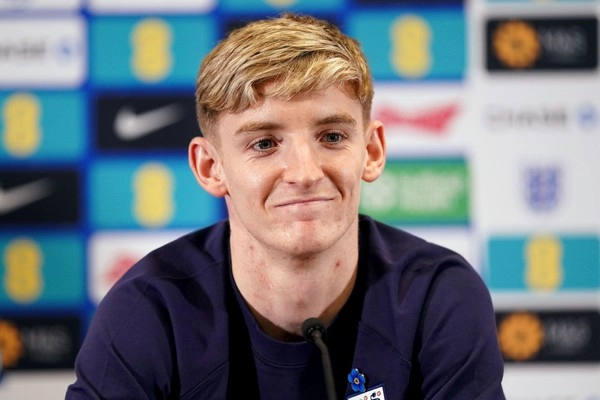 Arsenal and Liverpool receive good news from Anthony Gordon