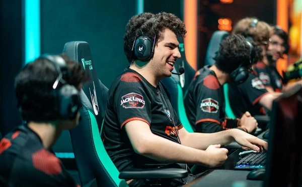 When Pauses in Esports Say More Than the Scoreboard