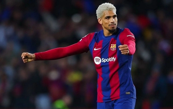 Hansi Flick Dismisses Rumors of Ronald Araujo Leaving Barcelona This Summer
