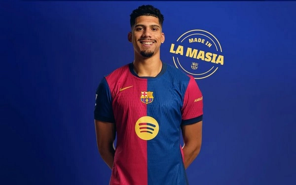 Hansi Flick Dismisses Rumors of Ronald Araujo Leaving Barcelona This Summer
