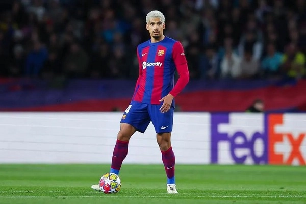 Hansi Flick Dismisses Rumors of Ronald Araujo Leaving Barcelona This Summer