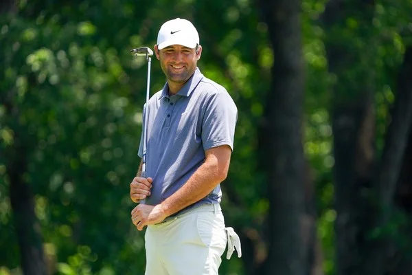 Can prop bets in golf by counting birdies help us find players who are not being targeted?