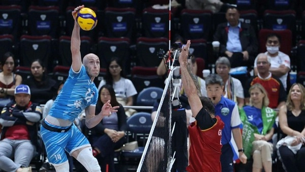 What causes volleyball morale shift during close games?