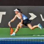 How should bettors respond when momentum changes in the live tennis market?