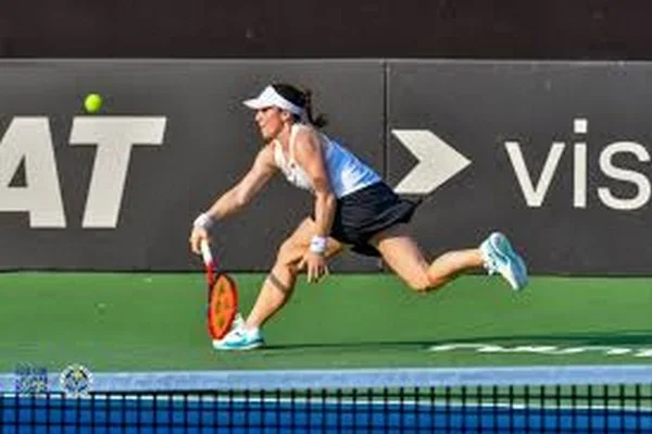 How should bettors respond when momentum changes in the live tennis market?