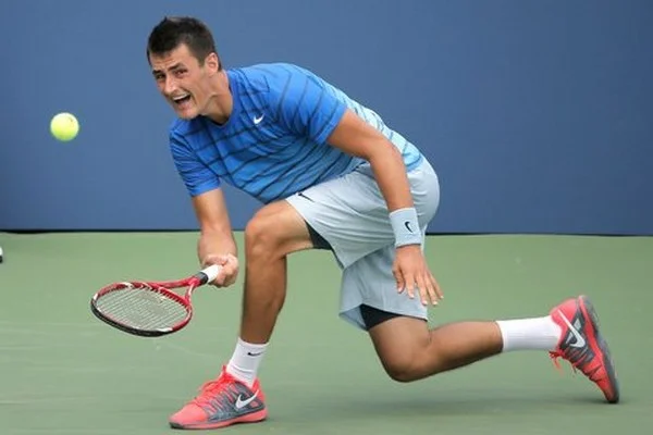 How should bettors respond when momentum changes in the live tennis market?