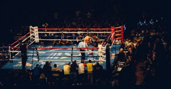 How does the knockout round decide a close fight?