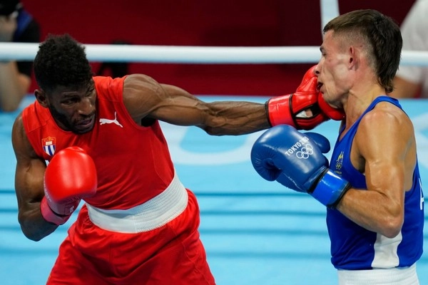 How does the knockout round decide a close fight?